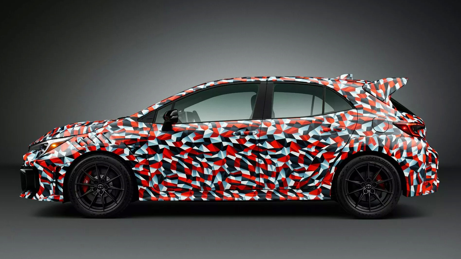 Πρώτες επίσημες teaser εικόνες της αναβαθμισμένης Toyota GR Corolla